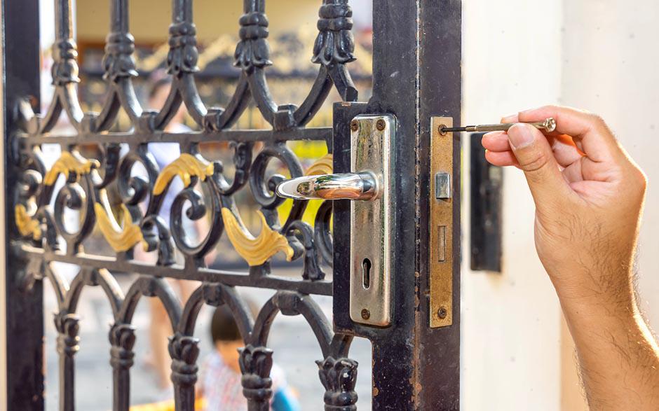 comment ouvrir porte avec clef derriere Paris 11